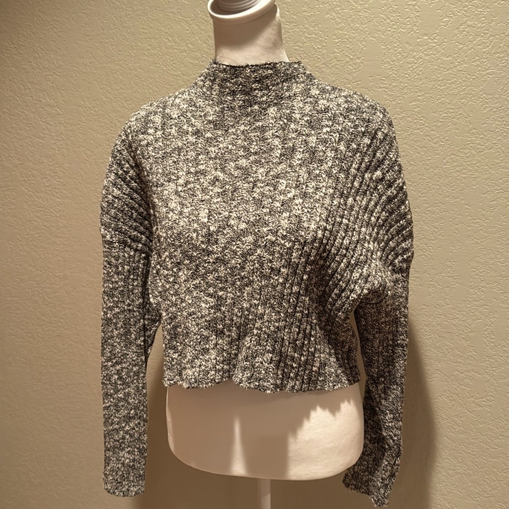 SMMiou Muse crop cable knit sweater